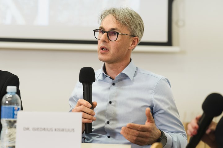 Tuskulėnų aukoms atminti skirtų renginių ciklo akimirka, VTMT Medicinos kriminalistikos laboratorijos vedėjas dr. Giedrius Kisielius.