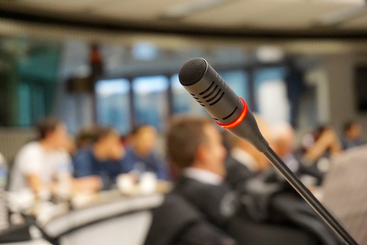 Konferencija, mikrofonas