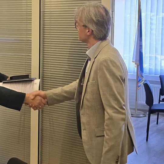 2025 m. lapkričio 7 d. policijos generalinio komisaro padėkos rašto ir ženklo įteikimo VTMT Medicinos kriminalistikos laboratorijos vedėjui Giedriui Kisieliui akimirka.