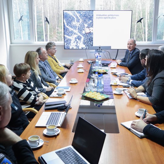 2025 m. lapkričio 18 d. susitikimo su teisėsaugos institucijų atstovais  Valstybinėje teismo medicinos tarnyboje akimirka.