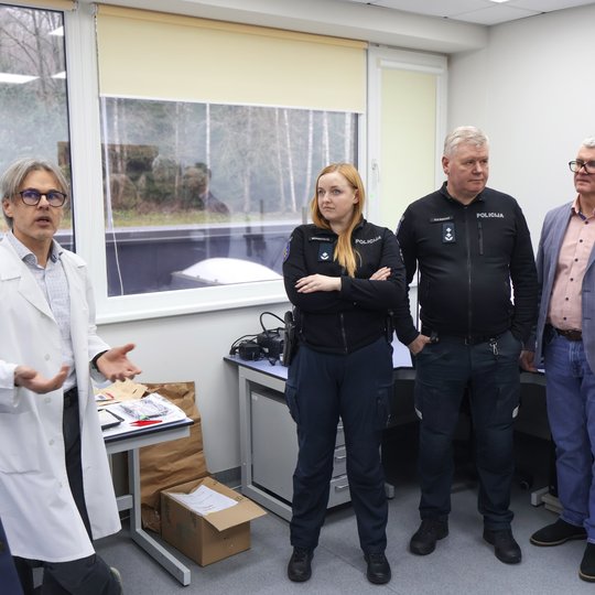 2025 m. lapkričio 18 d. susitikimo su teisėsaugos institucijų atstovais  Valstybinėje teismo medicinos tarnyboje akimirka.