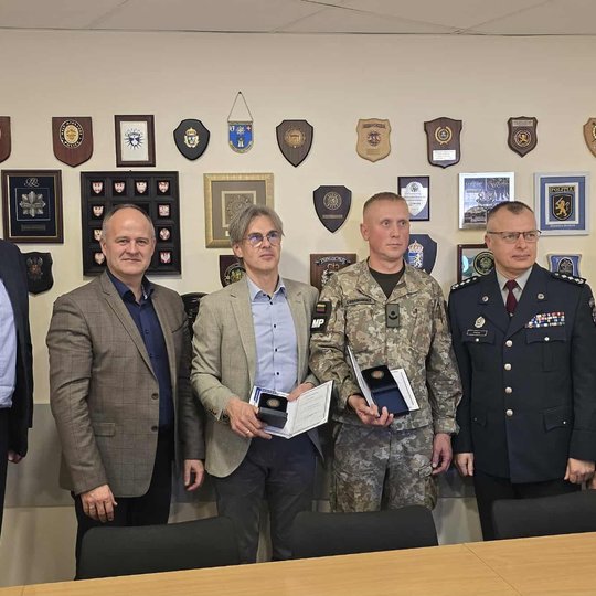 2025 m. lapkričio 7 d. policijos generalinio komisaro padėkos rašto ir ženklo įteikimo VTMT Medicinos kriminalistikos laboratorijos vedėjui Giedriui Kisieliui akimirka.