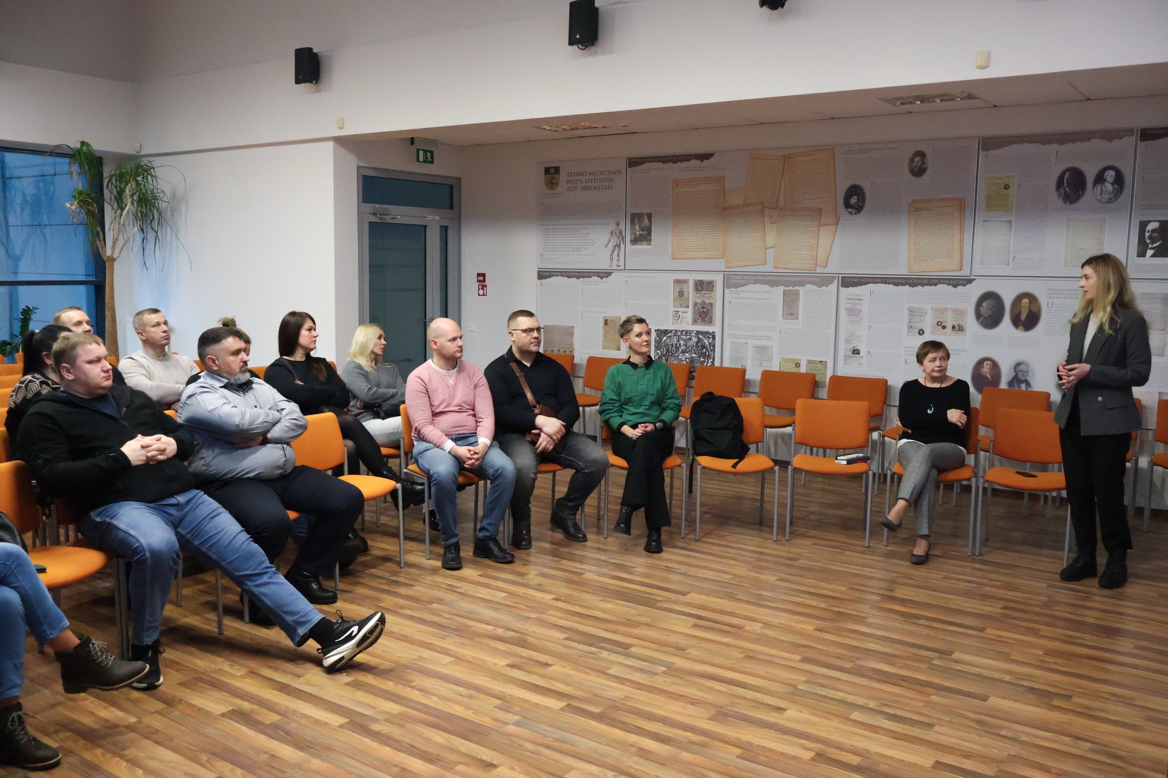 2025 m. gruodžio 11 d. Utenos apskrities vyriausiojo policijos komisariato pareigūnų vizito akimirka.