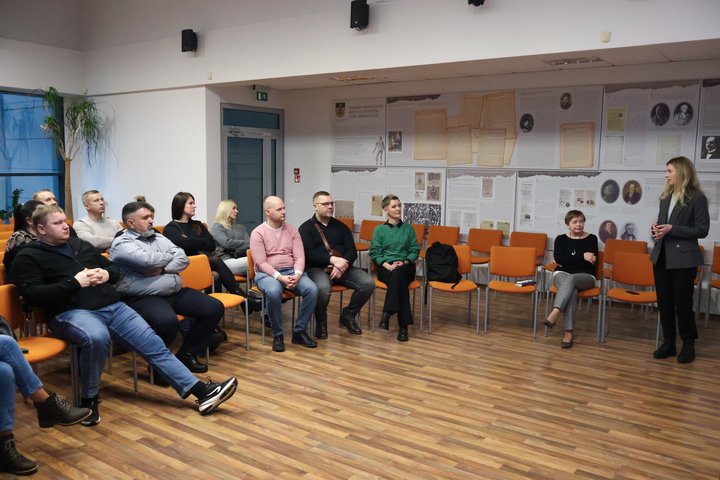 2025 m. gruodžio 11 d. Utenos apskrities vyriausiojo policijos komisariato pareigūnų vizito akimirka.