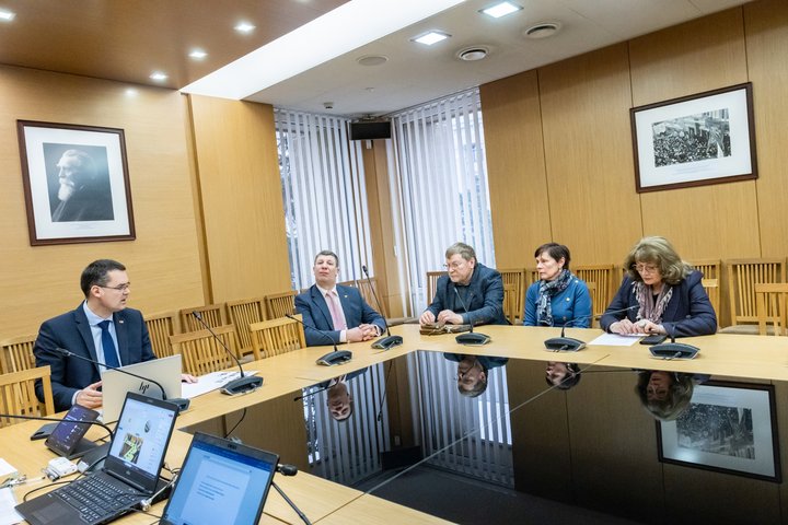 Seimo komisijos posėdžio akimirka.
