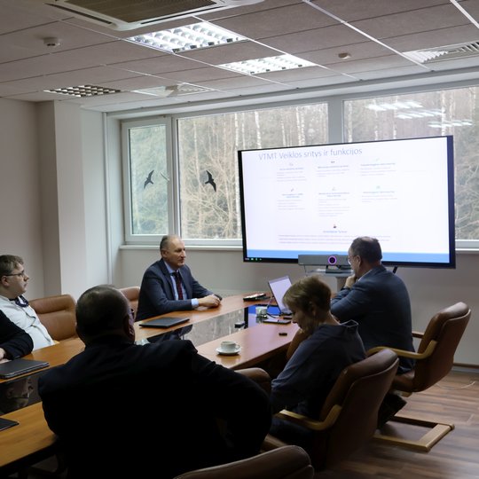 2025 m. vasario 28 d. Vadybos vertinamosios analizės akimirka.
