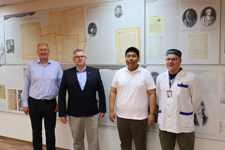 Kazachstano teismo medicinos eksperto vizito akimirka.