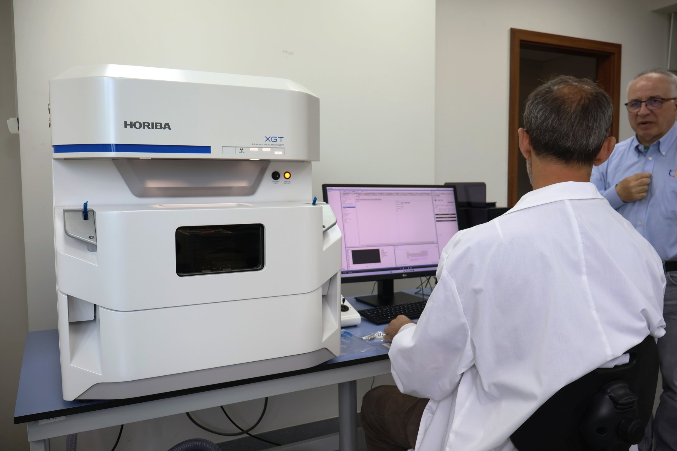 Naujosios kartos mikro rentgeno spindulių fluorescencijos spektrometras (µXRF) „Horiba XGT 9000 Pro“. Įrenginio diegimo akimirka.
