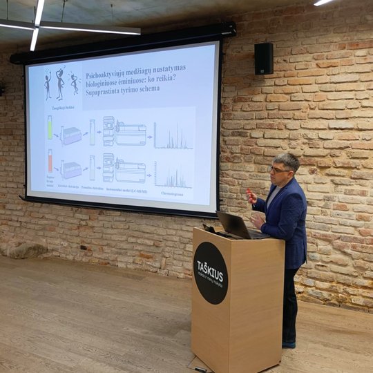 2025 m. gruodžio 15 d. Vilniuje vykusio kasmetinio nacionalinio „Reitox“ tinklo ir Ankstyvojo perspėjimo sistemos (angl. EWS) tinklo ekspertų susitikimo akimirka.
