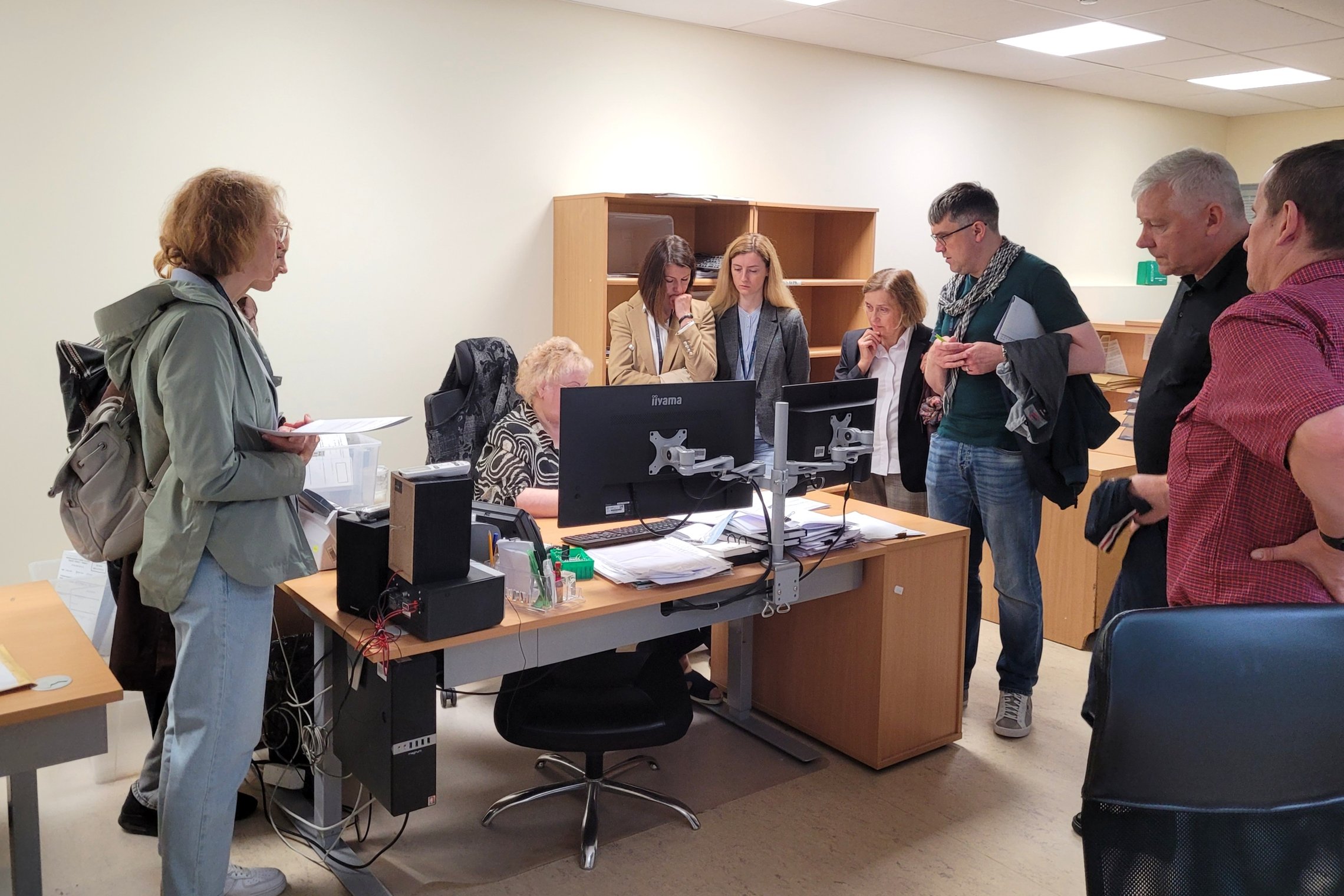 Valstybinės teismo medicinos tarnybos Toksikologijos, Serologijos ir DNR laboratorijų atstovų ir kokybės vadybininkės vizito Lietuvos policijos Kriminalistinių tyrimų valdyboje akimirka.